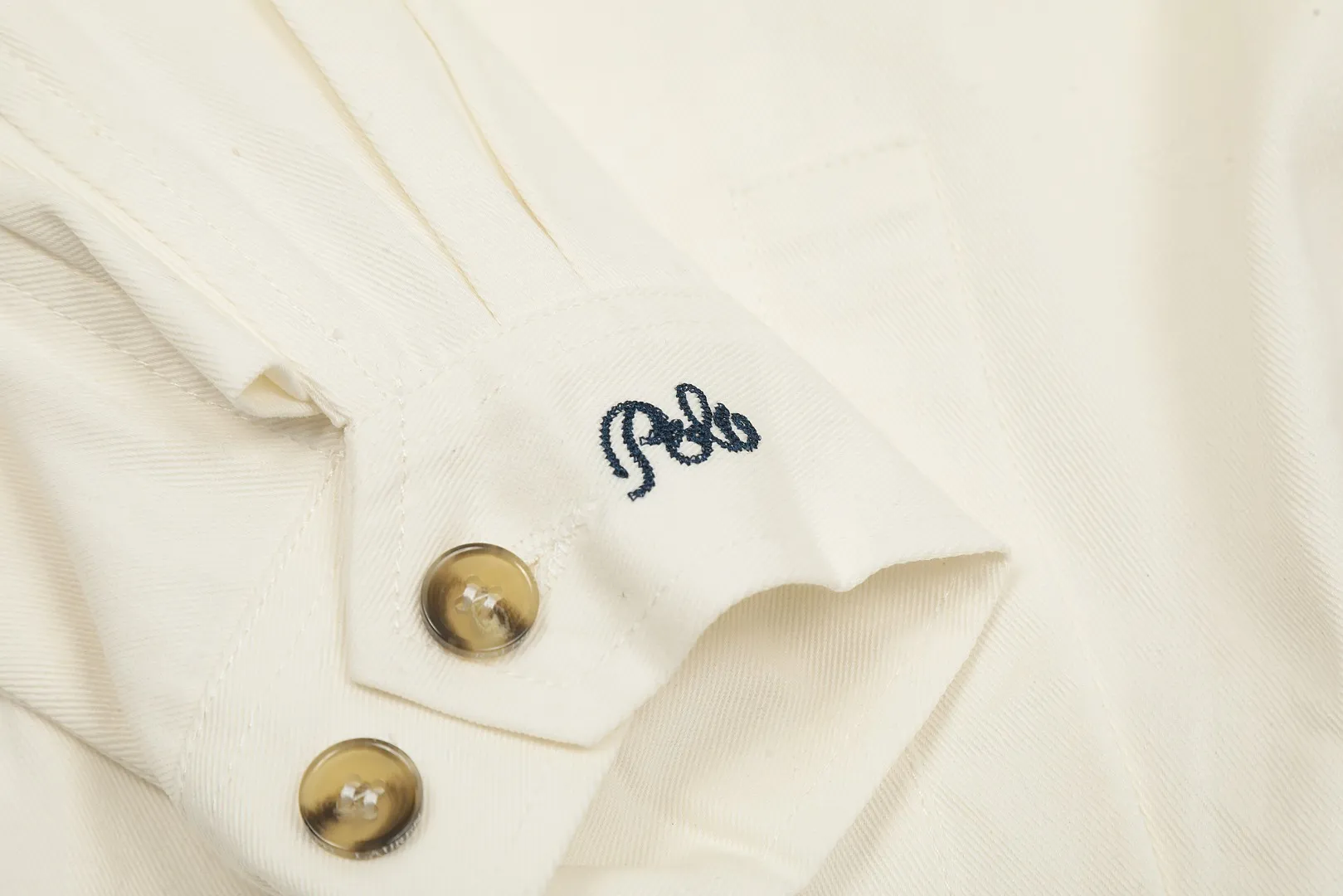 P340 top quality" Style number: 8088# [Ralph Lauren veteran pony embroidered veteran jacket] ✅Ralph Lauren blue and white contrasting lapels, white veteran short retro flight jacket ✅The face is made of no-wash twill washed cotton, soft and tangible ✅Customized laser tortoise RL original hand-stitched buckle ✅Vintage bronze natural paint double-open zipper ✅Gentle retro white stand-up collar versatile jacket. The upper body is very flattering. Versatile style YYDS~ ✅The upper body is simple and easy to match. A must-have for goddess ootd. Good-looking clothes are never picky. A must-have in the goddess's wardrobe. Size: S-XL Color: Off-white